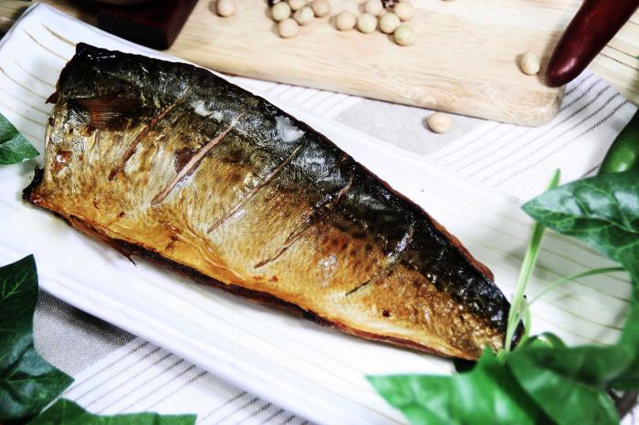 Скумбрия за 3 минуты: вкуснейшая золотистая рыбка без коптильни и химии