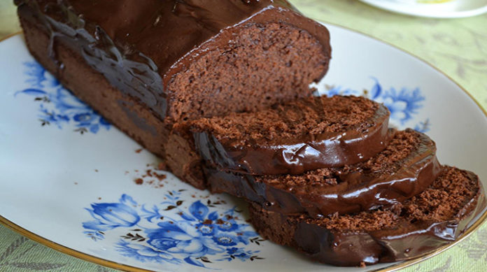 Соблазнительно вкусный, нежный и быстрый в приготовлении шоколадный пирог просто тает во рту