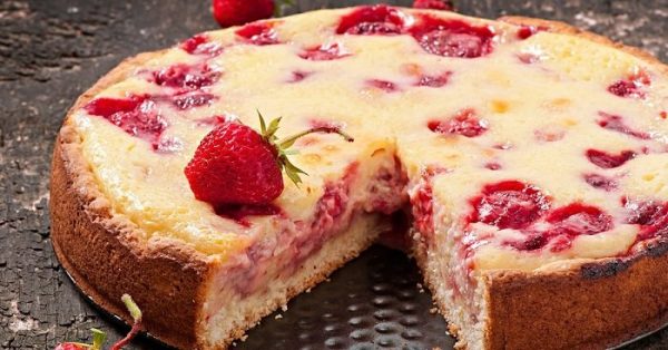 Незабываемый вкусный пирог с клубникой на 1 стакане кефира