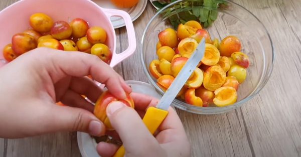 Компот со вкусом фанты. 1775911 1. Компот со вкусом фанты фото. Компот со вкусом фанты-1775911 1. картинка Компот со вкусом фанты. картинка 1775911 1. Магазинные соки, нектары, морсы, колы и фанты многие считают вкусными. Но не все знают, что своими руками из натуральных продуктов возможно сделать консервированную фанту (рецепт будет дальше), вкуснейшие лимонады, что уж говорить о компотах и соках. Компот можно и нужно делать уникальным, в этом помогут как давно известные продукты, так и экзотические.