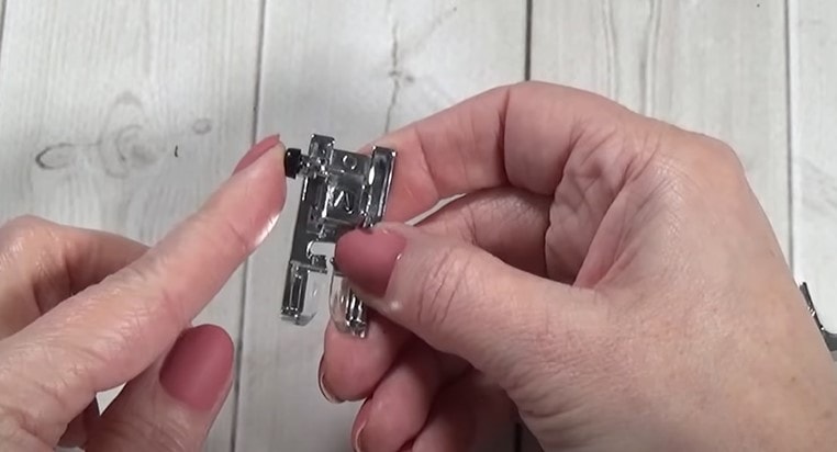 1626352295 82af941e75dfddc345dbab7ec4909c8f для чего на швейной лапке черная кнопка