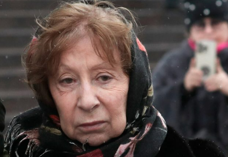 Бабушка грустная говорит по телефону. Старушка разговаривает по телефону. Пожилая женщина рассказывает водолазам. Пожилая женщина рассказывает водолазам. Бабка говорит по телефону.