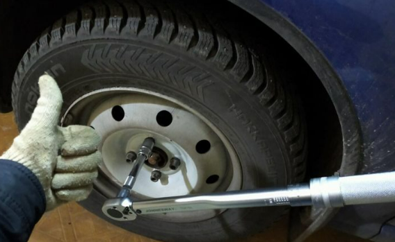 Как самостоятельно открутить прикипевший болт колеса. Рассказывает ...