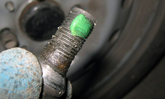 Проверяем, требуется ли смазывать болты при установке колес, обращаясь ...