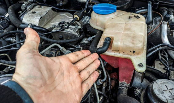 Полгода искал, куда уходит антифриз: Под машиной сухо, подтеков нет — а ...